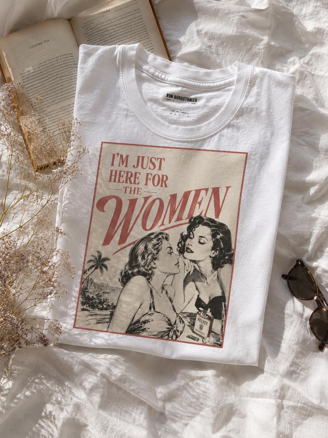 I'm Just Here For The Women Shirt, Vintage Pulp Romance Graphic Tee, Lesbian Sapphic Aesthetic T-Shirt, Retro LGBT Top, Vintage Cute Women