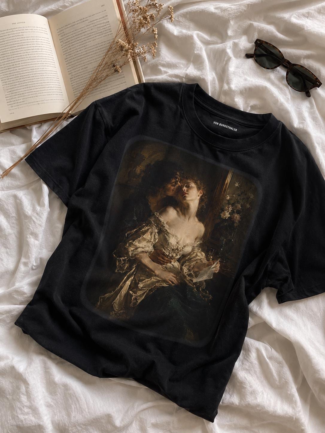 Sapphic Art T-Shirt, Classical Painting Kissing Women Tee, Lesbian WLW Pride Shirt, Vintage Dark Academia Fine Art Graphic Top